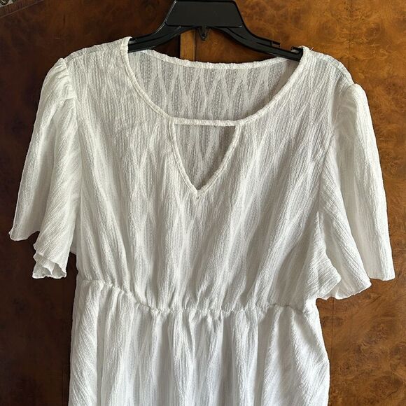 White blouse  - Picture 7 of 8